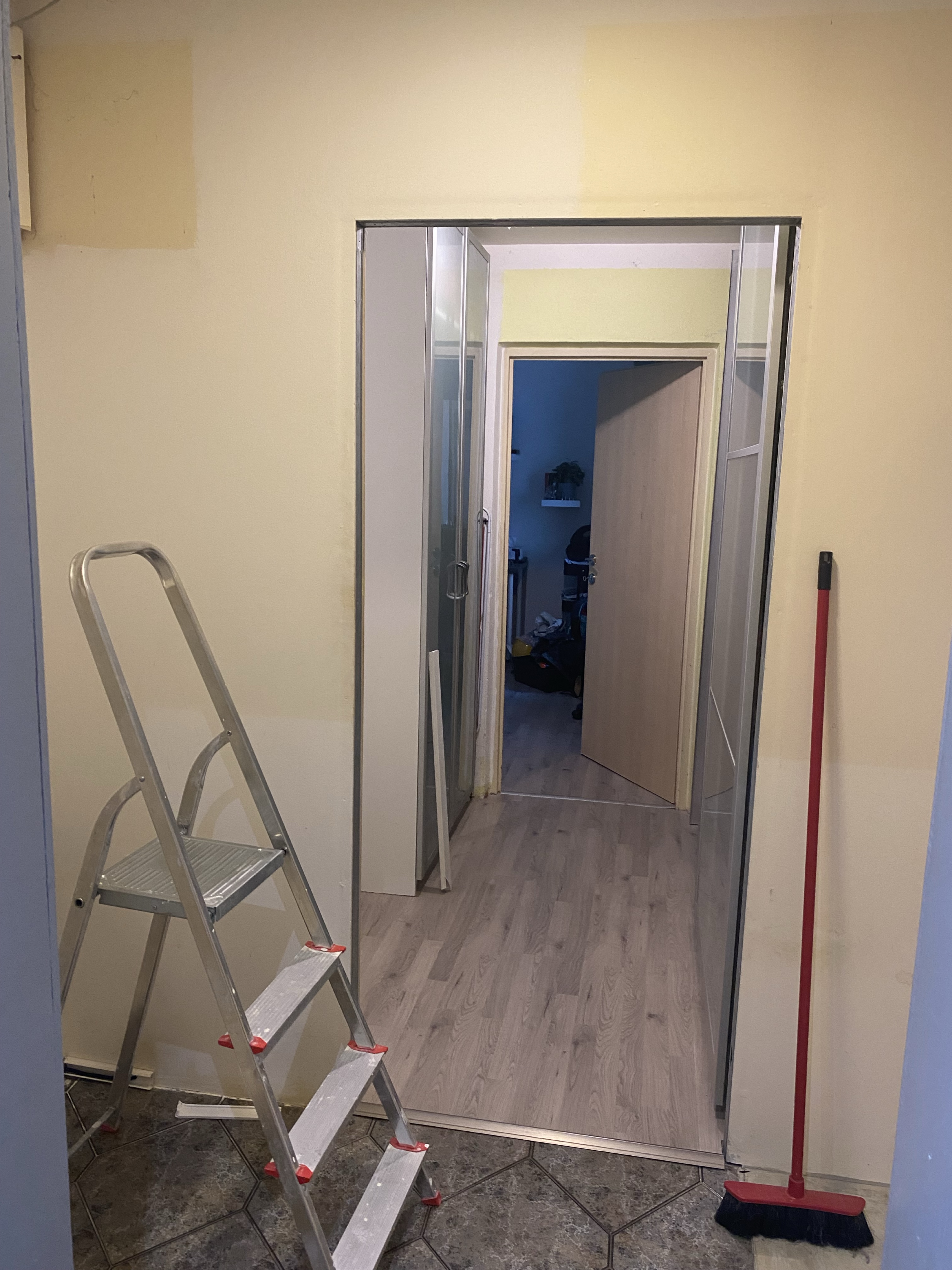 Chodba před úpravou